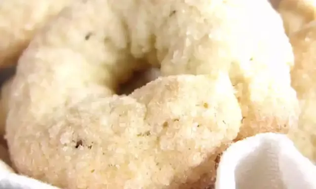 Ciambelline al vino dorate e zuccherate, un dolce tradizionale pronto da gustare.