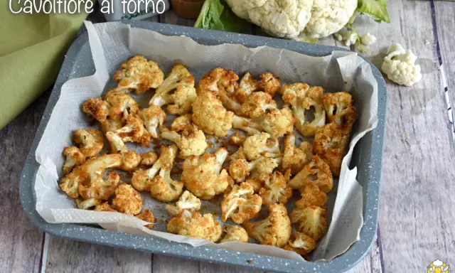 Cavolfiore al forno dorato e croccante, pronto per essere gustato. Un contorno semplice e saporito.