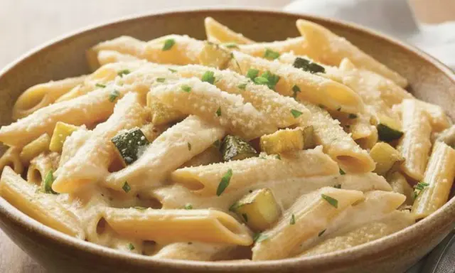 Penne cremose con zucchine e parmigiano, un piatto semplice e gustoso.