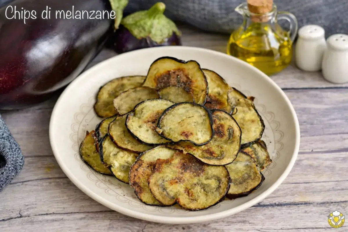Fette dorate di melanzane al forno, croccanti e saporite, pronte per essere gustate.