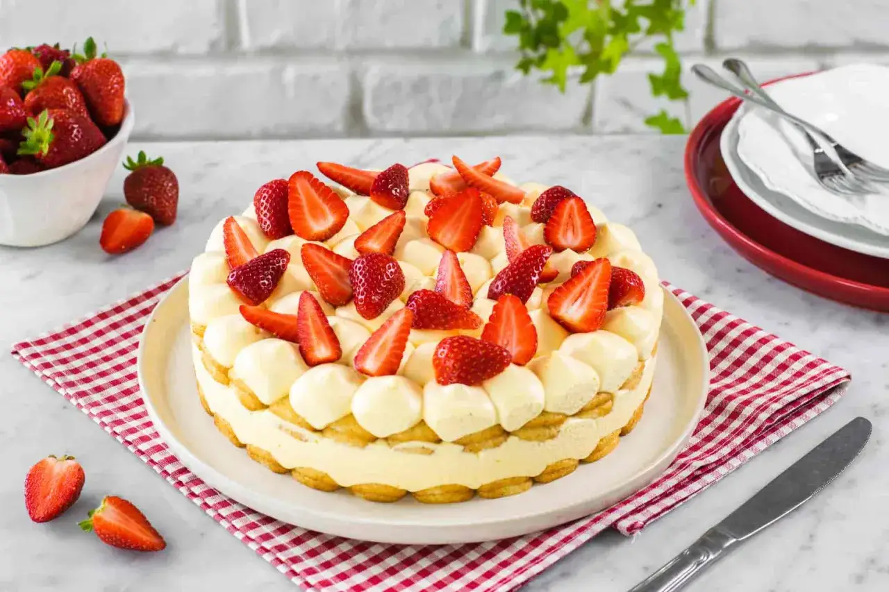 Delizioso tiramisù alle fragole, un tripudio di crema e frutta fresca, pronto per essere gustato.