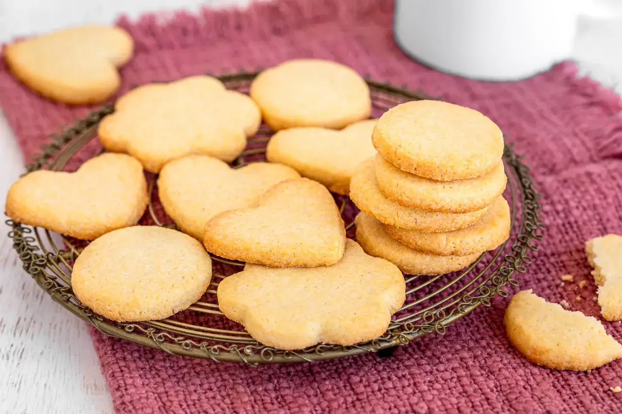 Biscotti classici a forma di cuore e fiore, perfetti per ogni occasione. Una deliziosa ricetta da provare subito!