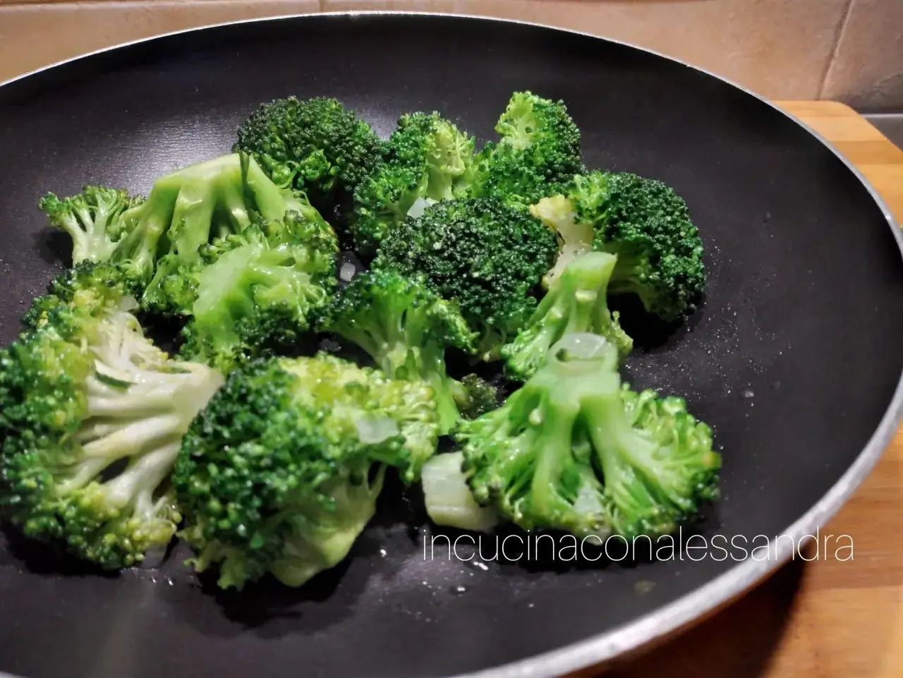 Broccoli in padella, un contorno sano e colorato che profuma di buono.