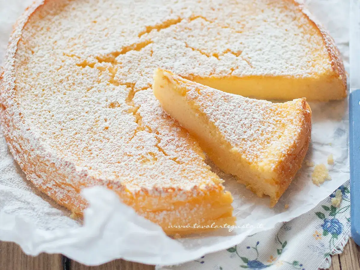 Una fetta di torta di ricotta soffice, cosparsa di zucchero a velo, pronta per essere gustata.