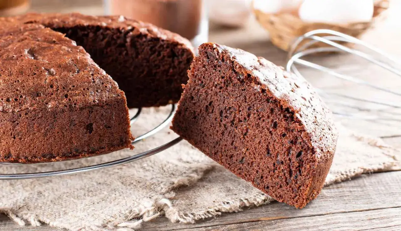 Una fetta di torta alla nutella soffice e golosa, appena sfornata e pronta per essere gustata.