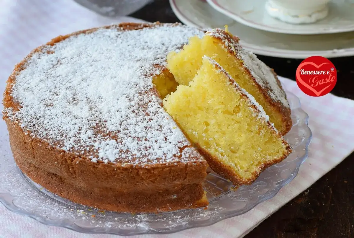 Torta allo yogurt semplice e veloce, soffice e profumata, cosparsa di zucchero a velo. Perfetta per ogni momento della giornata.