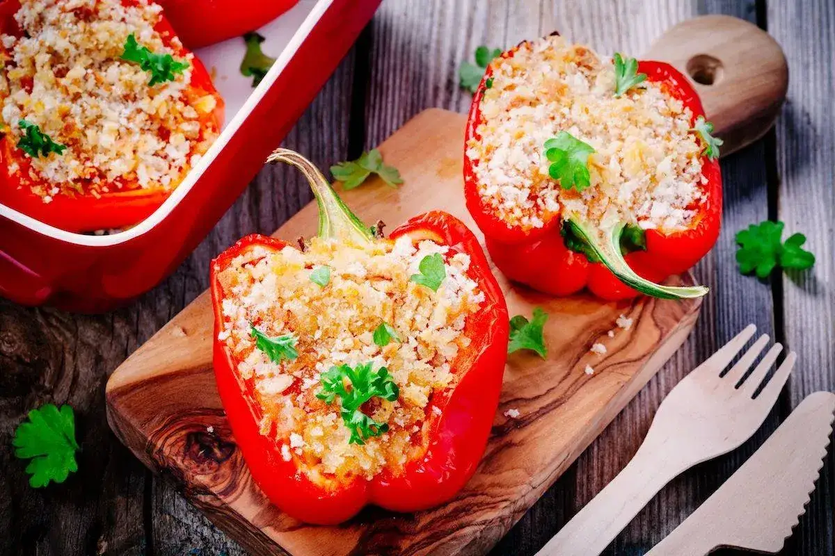 Peperoni ripieni senza carne, dorati e profumati, pronti per essere gustati. Un piatto vegetariano invitante e saporito.