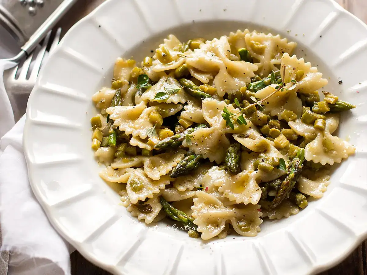 Farfalle con asparagi freschi e un filo d'olio. Un piatto leggero e gustoso, perfetto per la primavera.