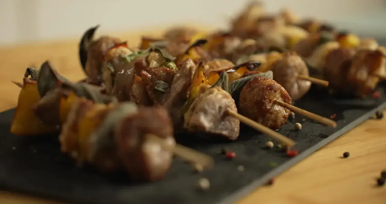 Spiedini succulenti con carne e peperoni, cotti alla perfezione nella friggitrice ad aria. Un'esplosione di sapori!