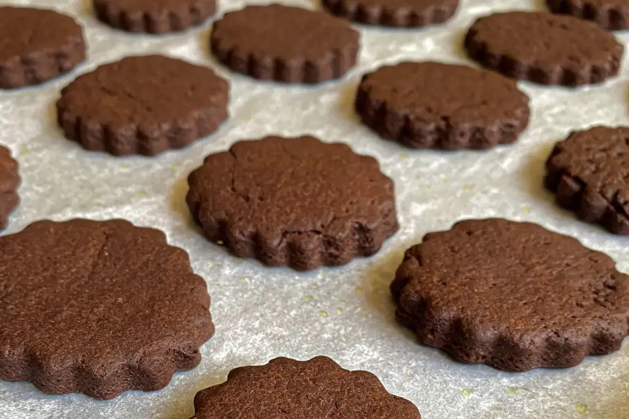 Una teglia piena di deliziosi biscotti al cioccolato, pronti per essere gustati.