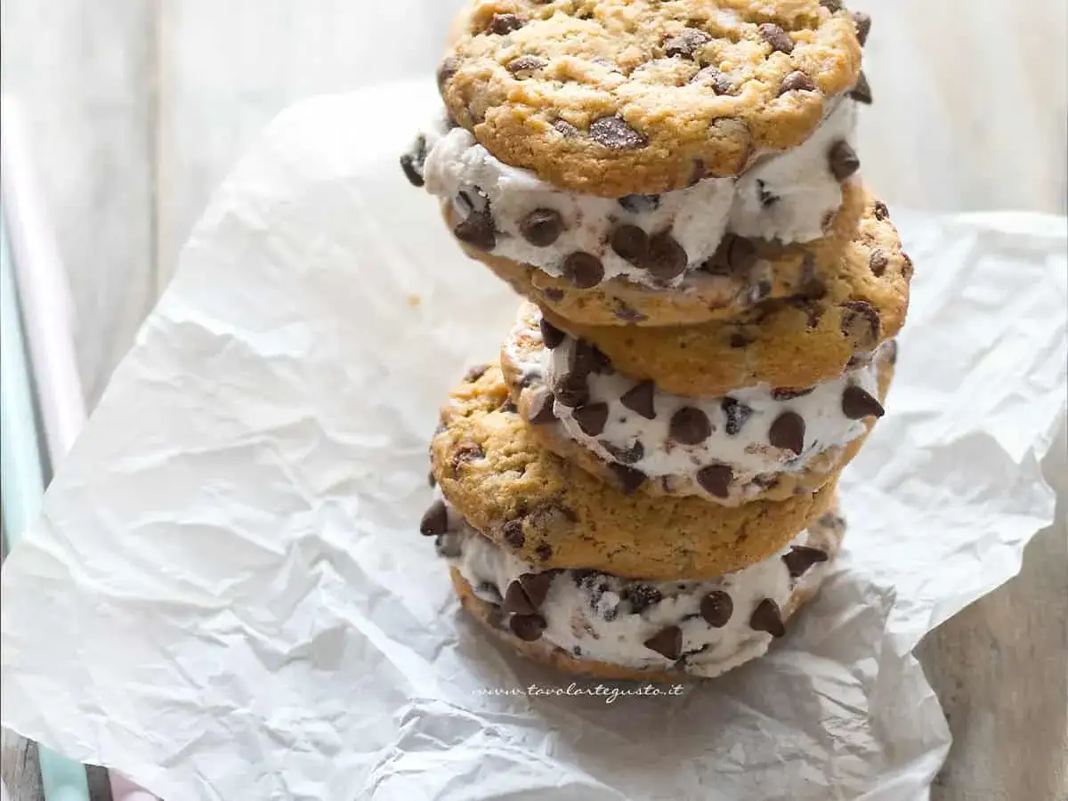 Stack di golosi sandwich con biscotti e gelato al cioccolato, un'esplosione di dolcezza.