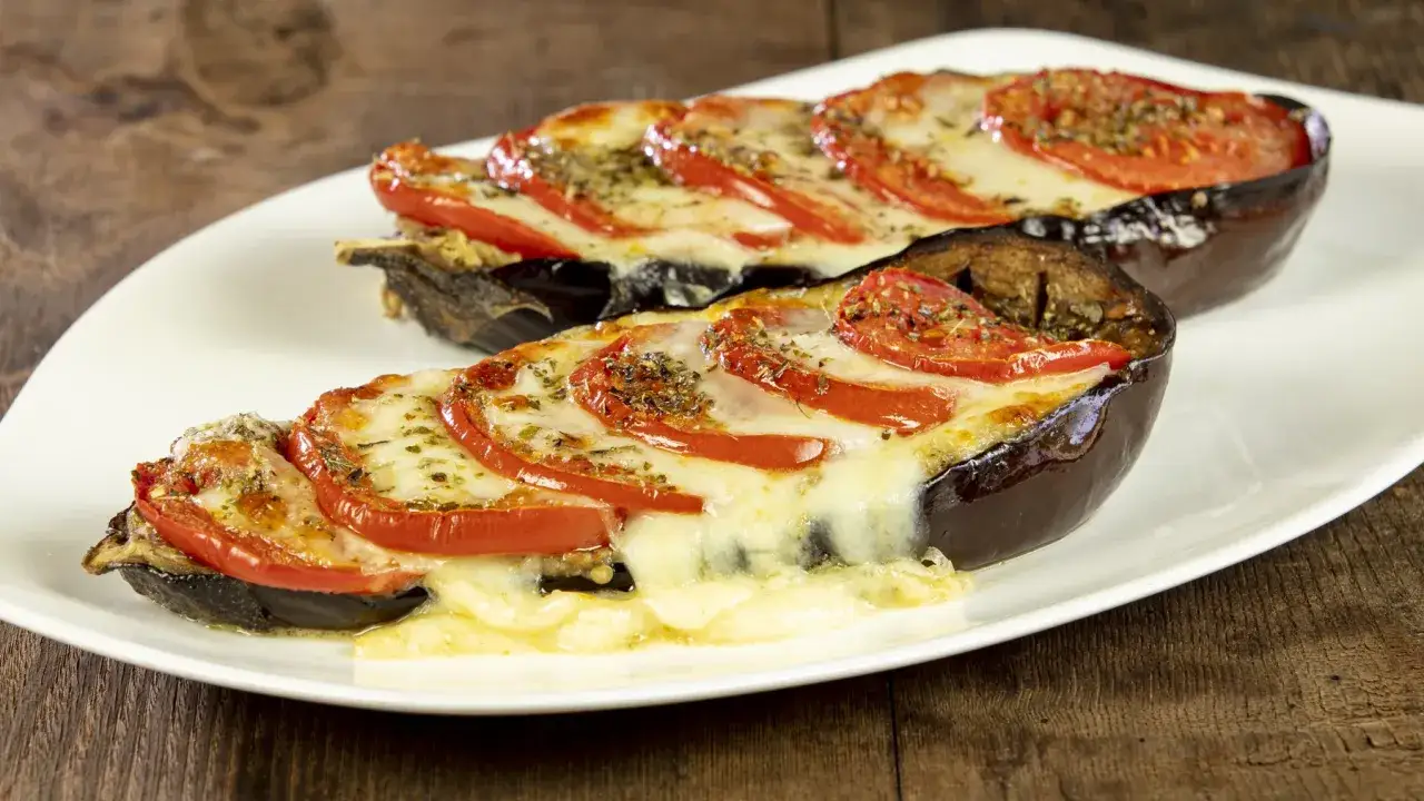 Melanzane ripiene al forno velocissime, con pomodoro e formaggio filante, un piatto gustoso e pronto in poco tempo.