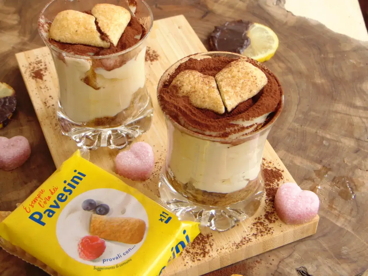 Deliziosa crema al mascarpone senza uova, con savoiardi e cacao, guarnita con biscotti a forma di cuore.
