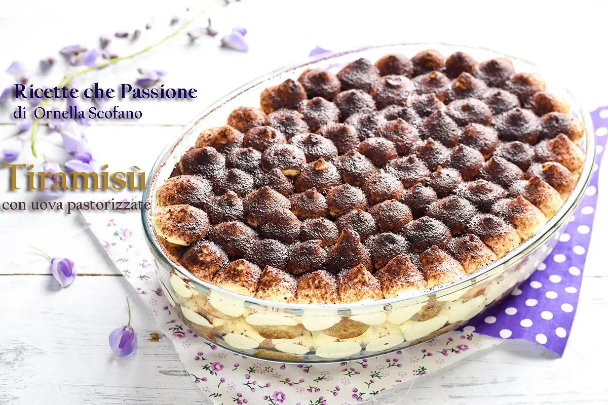 Tiramisù con uova pastorizzate, un dolce cremoso e goloso, pronto per essere gustato.
