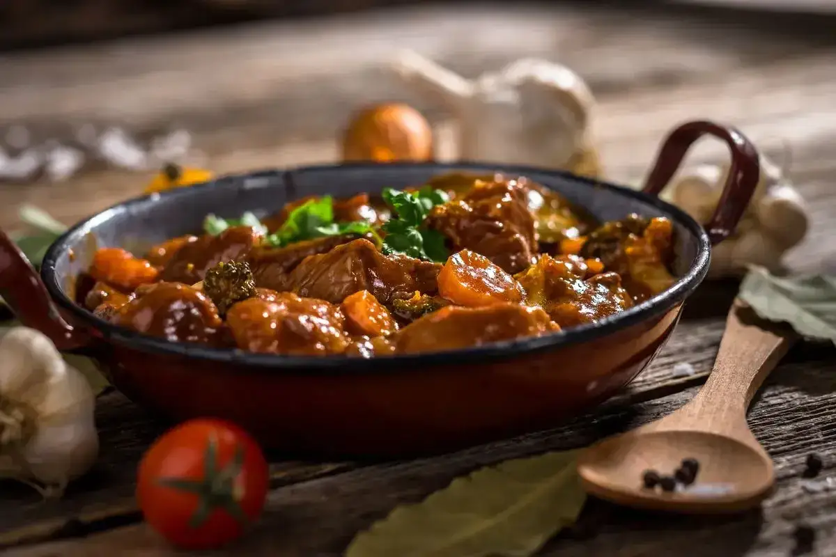 Cinghiale in umido fatto in casa da Benedetta, un piatto ricco e saporito con carne tenera e verdure, pronto per essere gustato.