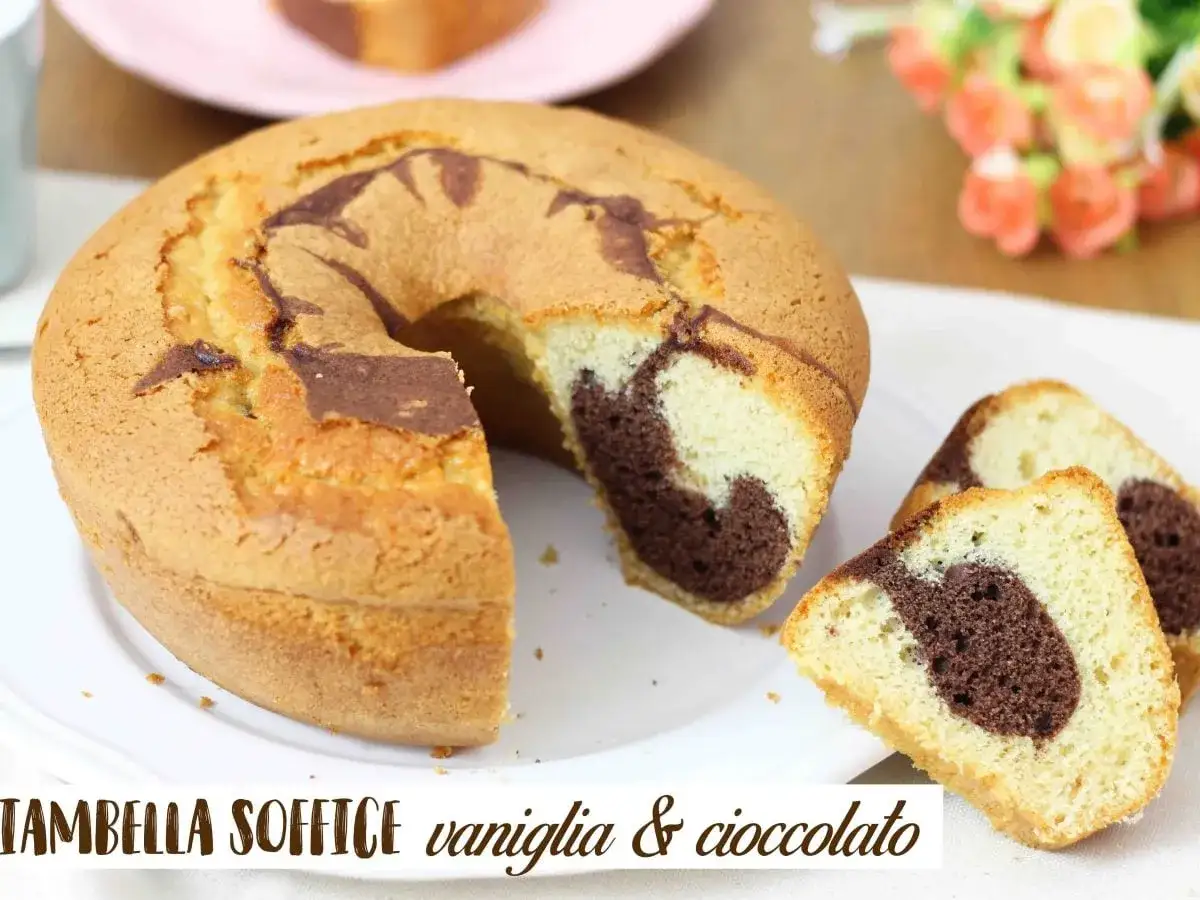 Ciambellone soffice alla vaniglia e cioccolato, con una fetta tagliata per mostrare l'interno marmorizzato.