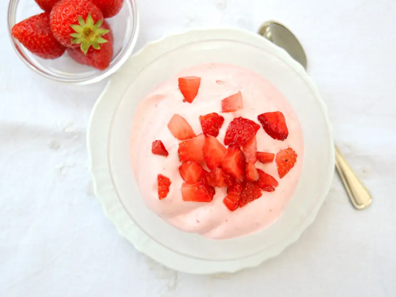 Spumone alle fragole Bimby, una nuvola rosa e soffice guarnita con fragole fresche, pronta per essere gustata.