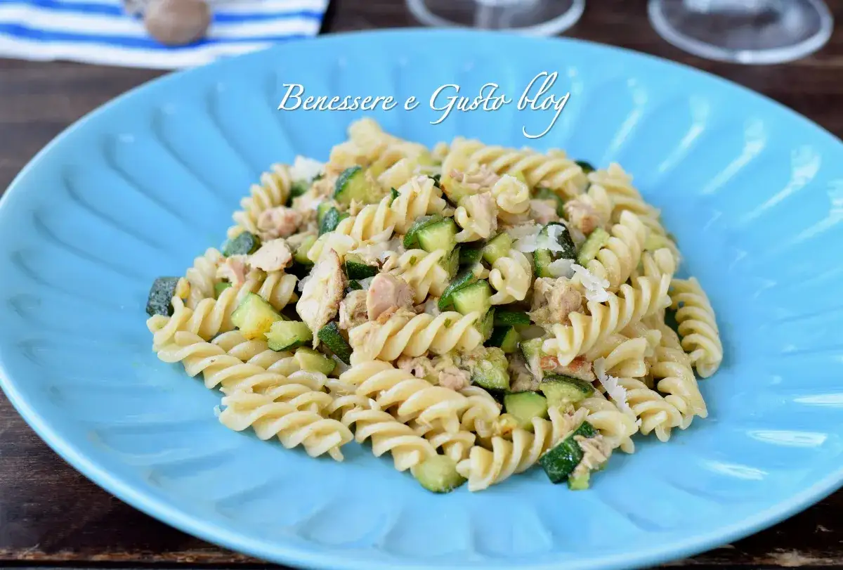 Fusilli con zucchine e tonno, un piatto fresco e saporito, perfetto per un pranzo leggero.