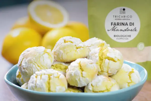 Biscotti con farina di mandorle, morbidi e profumati, pronti per essere gustati con limoni freschi.