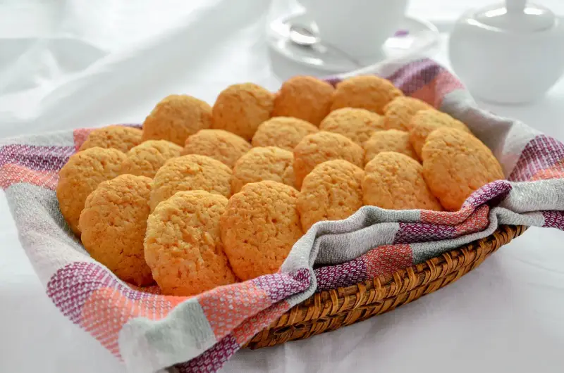 Cesto pieno di biscotti alla cannella, dorati e fragranti, pronti per essere gustati con una tazza di tè.