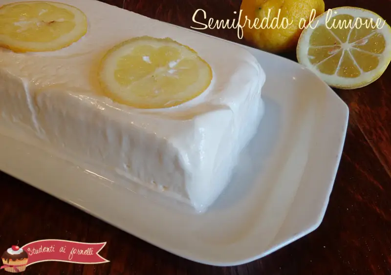 Un delizioso semifreddo al limone, guarnito con fette di limone fresco, pronto per essere gustato.