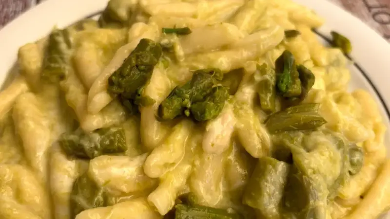Un primo piatto cremoso: pasta con asparagi freschi e una salsa vellutata.